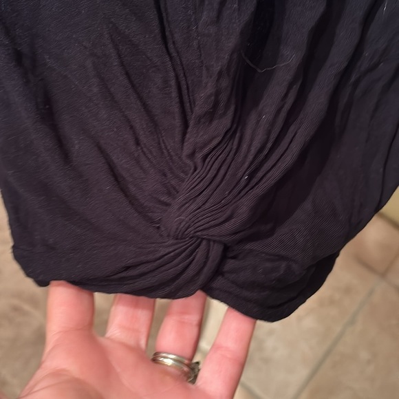 Hinge woman's cute black tee shirt with a knot at the bottom of it - Picture 4 of 11